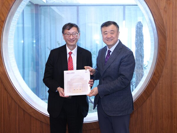 Professor Yang Bin (right) Vice President of Tsinghua University presents a souvenir to EdUHK President Professor John Lee Chi-Kin (left)