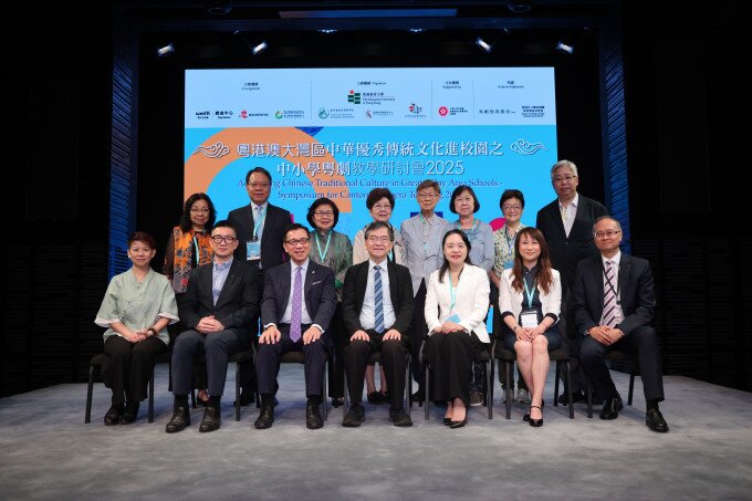主礼嘉宾颁发演出纪念牌给所有表演团队，并与表演学生代表及指导老师合影