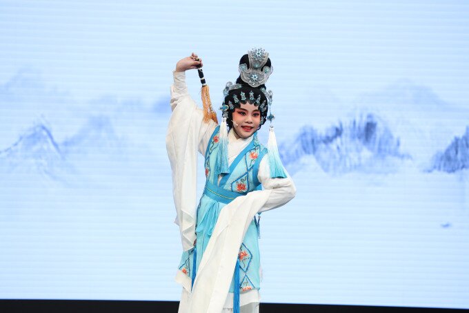 龙江镇华东小学学生表演《思凡》