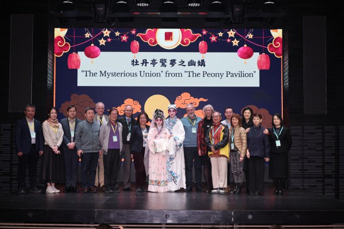 黄安晴女士与陈景铷女士（左10 、11）于研讨会上演出《牡丹亭惊梦之幽媾》 一曲