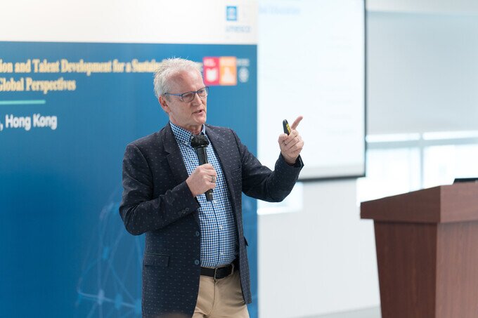 SAHLBERG Pasi 教授关于「从北极光到南十字星：全球教育的未来智慧」的演讲
