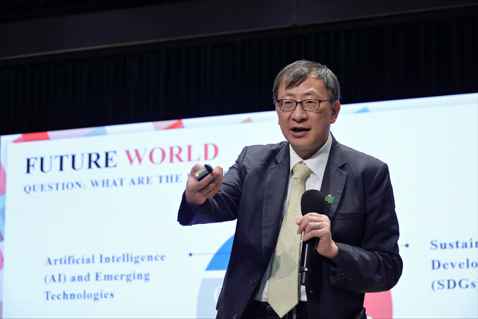 Professor John Lee Chi-Kin, President of EdUHK and Director of the co-organising academies — the Academy for Applied Policy Studies and Education Futures (AAPSEF) and the Academy for Education Development and Innovation (AEDI), delivers the welcoming spee