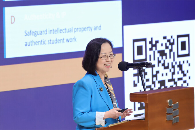 Ms Agnes Chan Sui Kuen, Chairman of the Hong Kong General Chamber of Commerce, delivers her keynote address