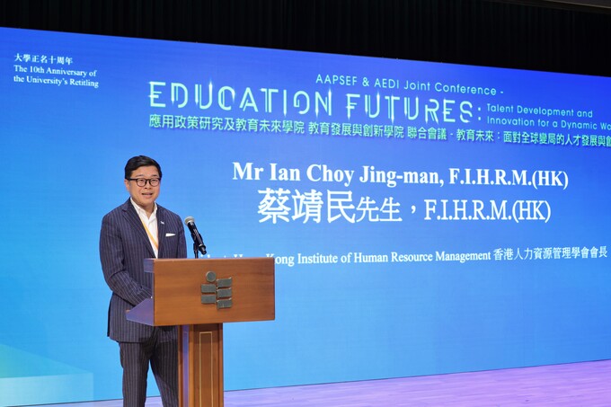Mr Ian Choy Jing-man, President of the Hong Kong Institute of Human Resource Management, delivers the closing remarks