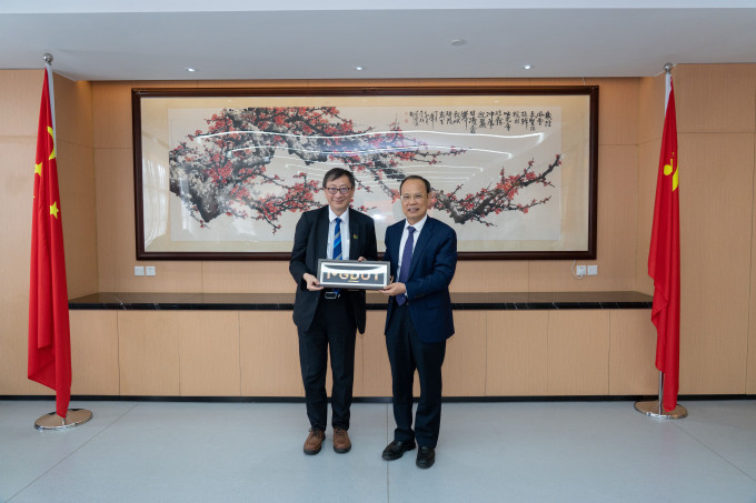 Professor John Lee Chi-Kin, President of EdUHK, exchanges souvenirs with Professor Qiu Xueqing, President of Guangdong University of Technology