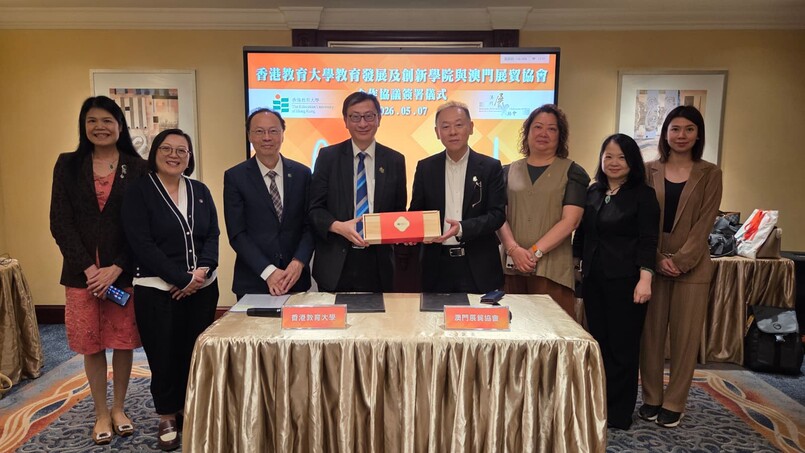 The EdUHK Delegation presents a souvenir to the Macao Fair & Trade Association. From the left: Prof Aliana Leong, Associate Vice-President of Macau University of Science and Technology; Prof Susanna Yeung Siu Sze, Associate Vice President, EdUHK, Executiv