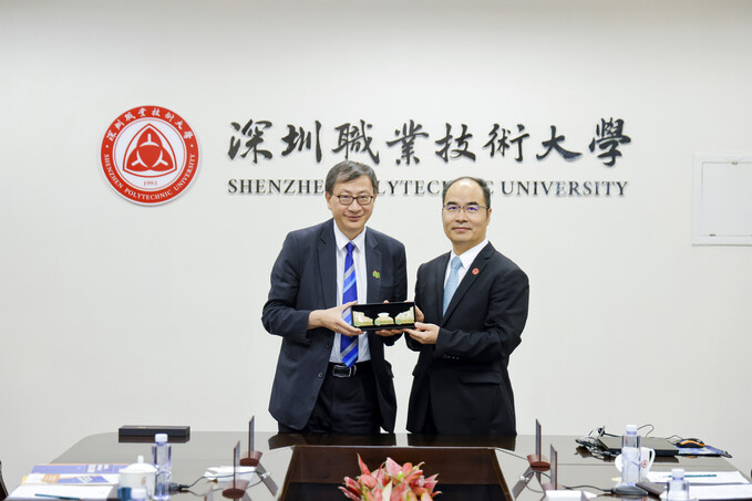 Professor John Lee Chi-Kin, President of EdUHK, exchanges souvenirs with President Xu Jianling of Shenzhen Polytechnic University