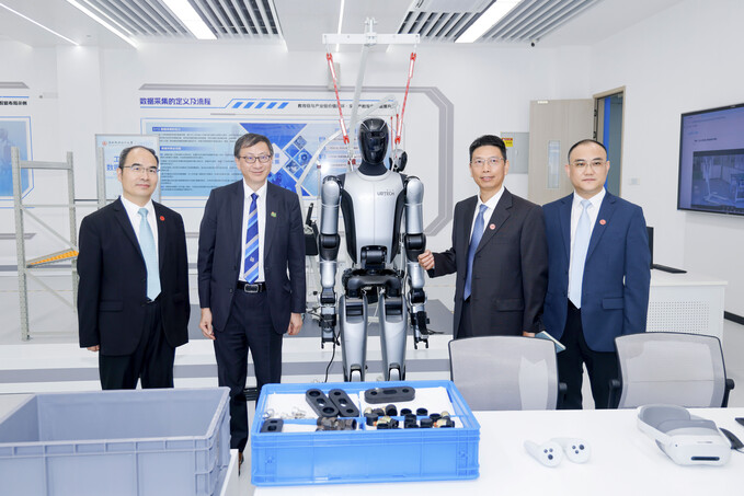The delegation visits the training centre of the School of Artificial Intelligence at Shenzhen Polytechnic University (SZPU). From the left: President Xu Jianling of SZPU; Professor John Lee Chi-Kin, President of EdUHK; Professor Yang Jinfeng, Dean of the
