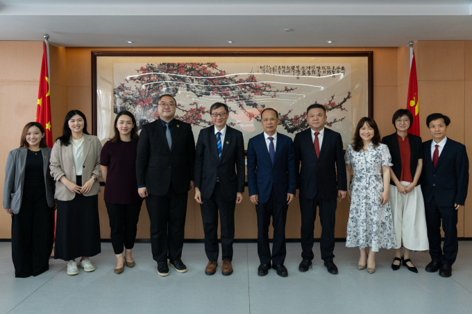 Group photo of the EdUHK delegation and representatives from Guangdong University of Technology. Professor John Lee Chi-Kin, President of EdUHK (5th from the left); Professor Qiu Xueqing, President of GDUT (6th from the left); Professor Du Chengming, Vice